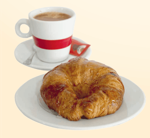 Milchkaffee mit Croissant